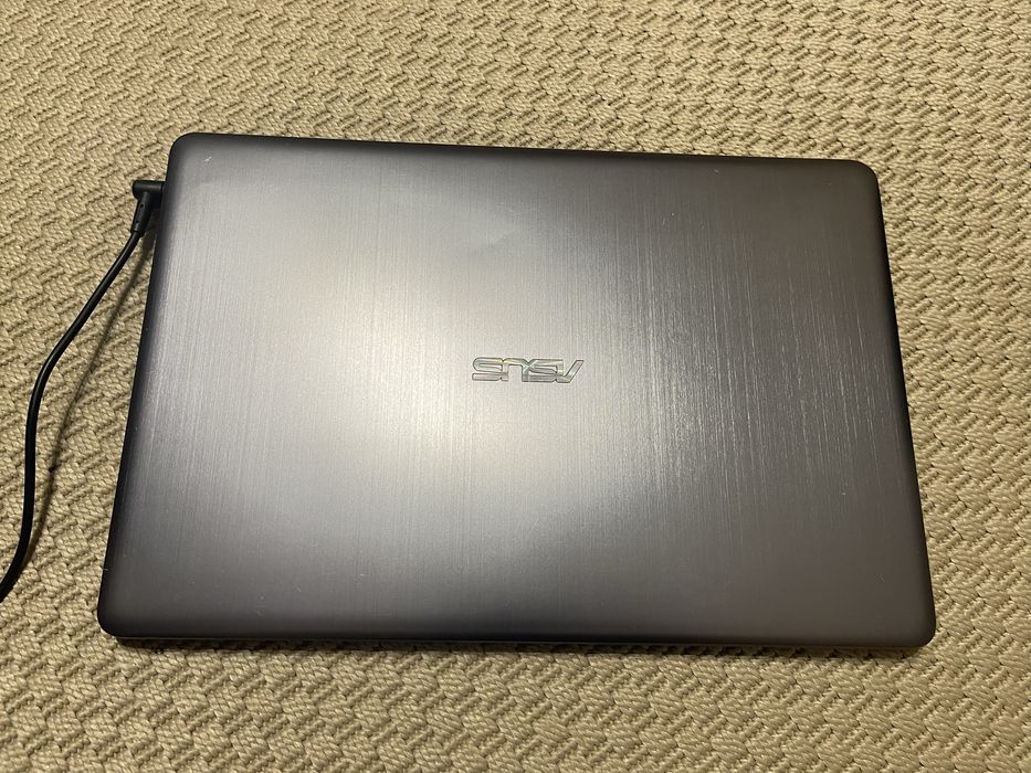 A SUS VivoBook PRO 15 X580VD i7-7700HQ 16 GB ram GeForce GTX 1080 2GB