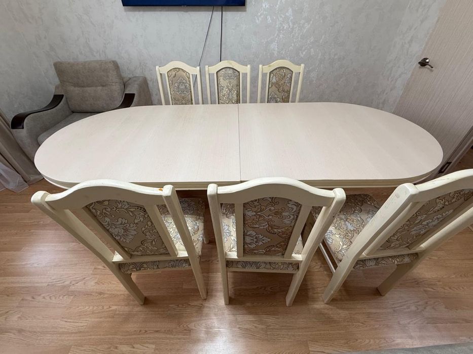 Стол со стульями в столовую