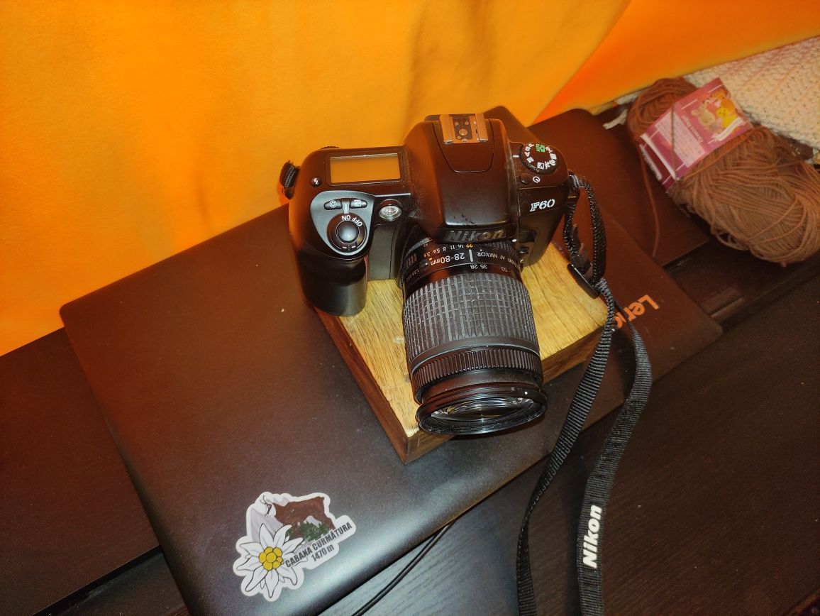 Aparat foto Nikon F60 cu obiectiv