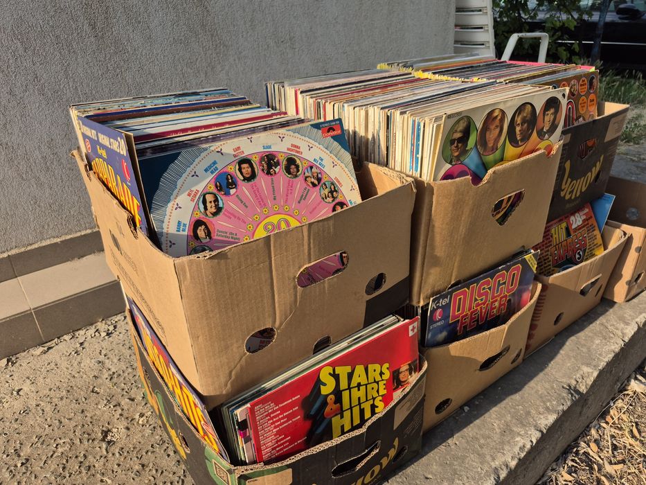 Vand Lot Discuri Vinil colectie 150 in stare buna cu muzica usoara 

-