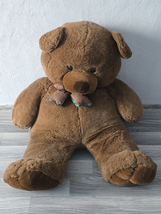 Большой плюшевый медведь
