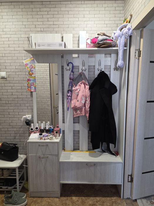 Продам шкаф в коридор