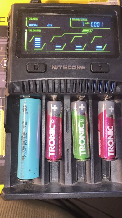 Incarcator universal NITECORE SC4