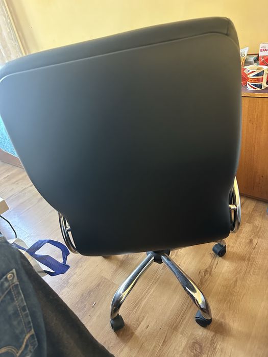 Кожен офисен стол