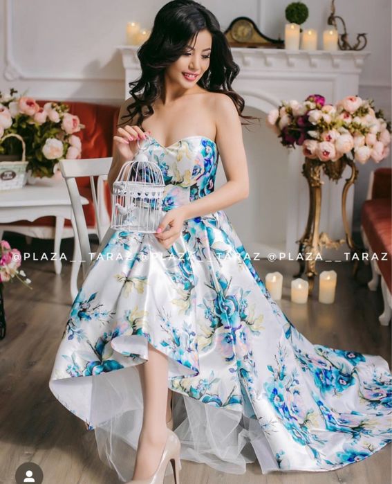 Вечернее платье с открытыми плечами