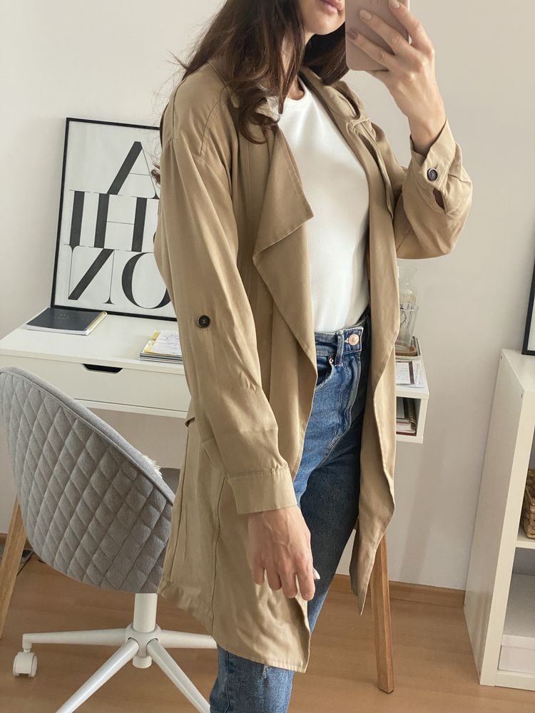 Тънък бежов шлифер тренч Bershka