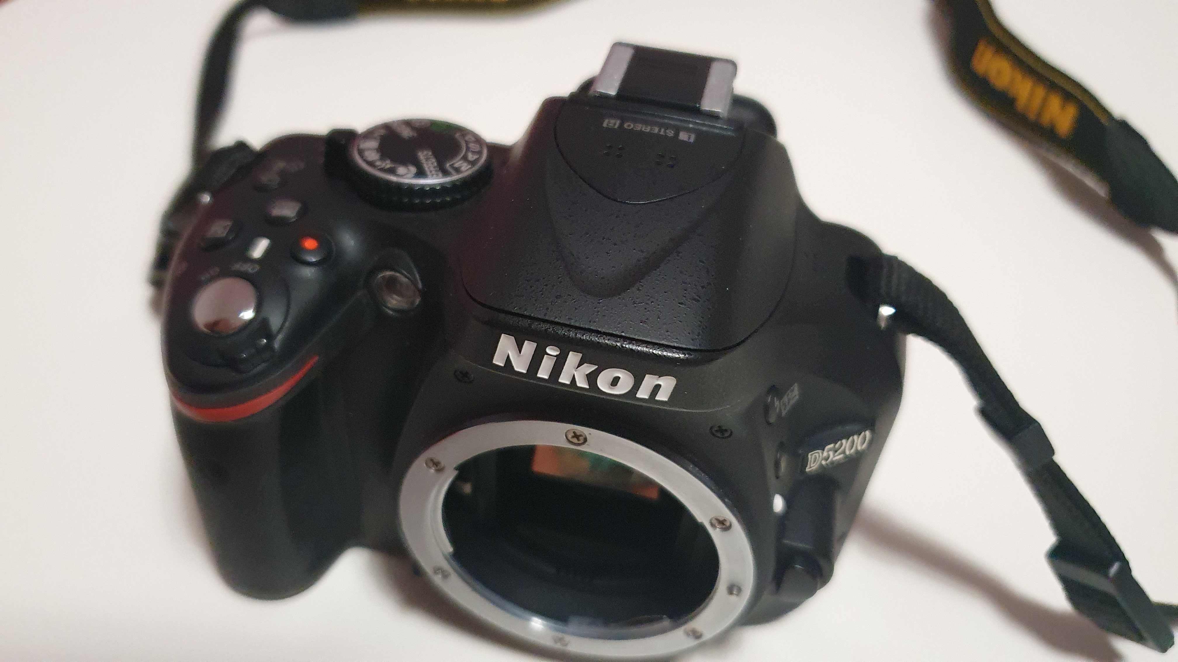 Nikon D5200 + obiectiv DX 18 - 105 mm + accesorii + geanta Fancier