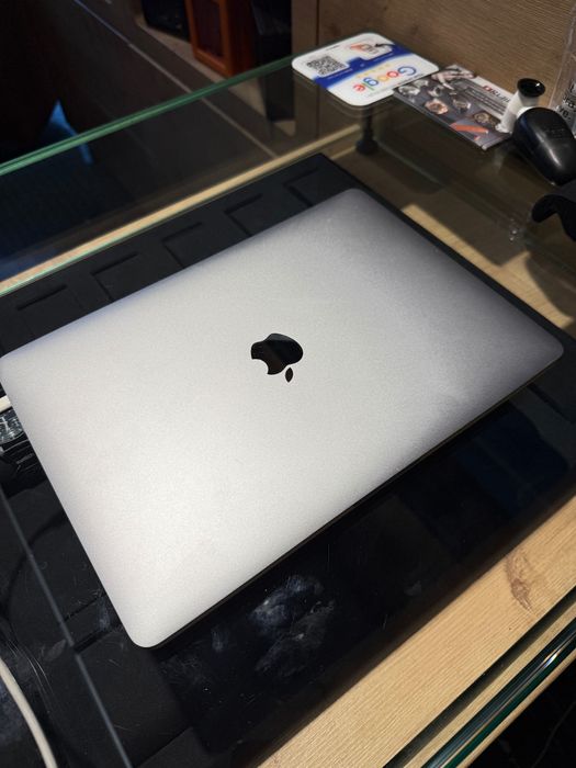 MacBook Pro 13-inch touch bar IntelCore i5 128 RAM 256GB