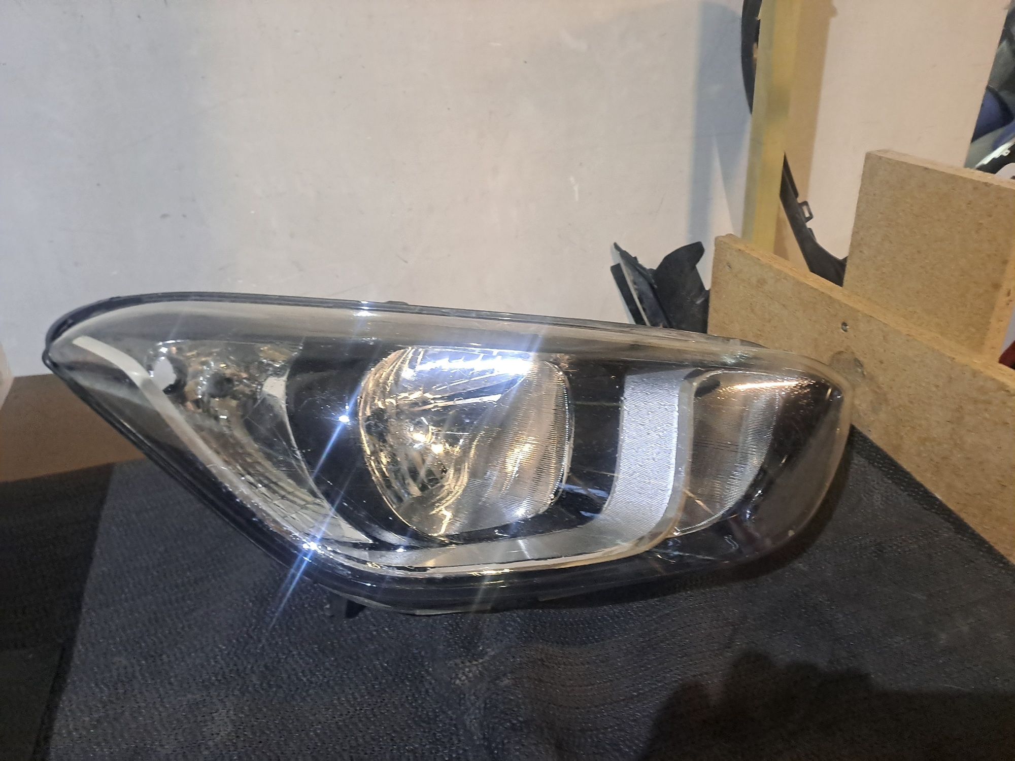 Hyundai i20 фар десен