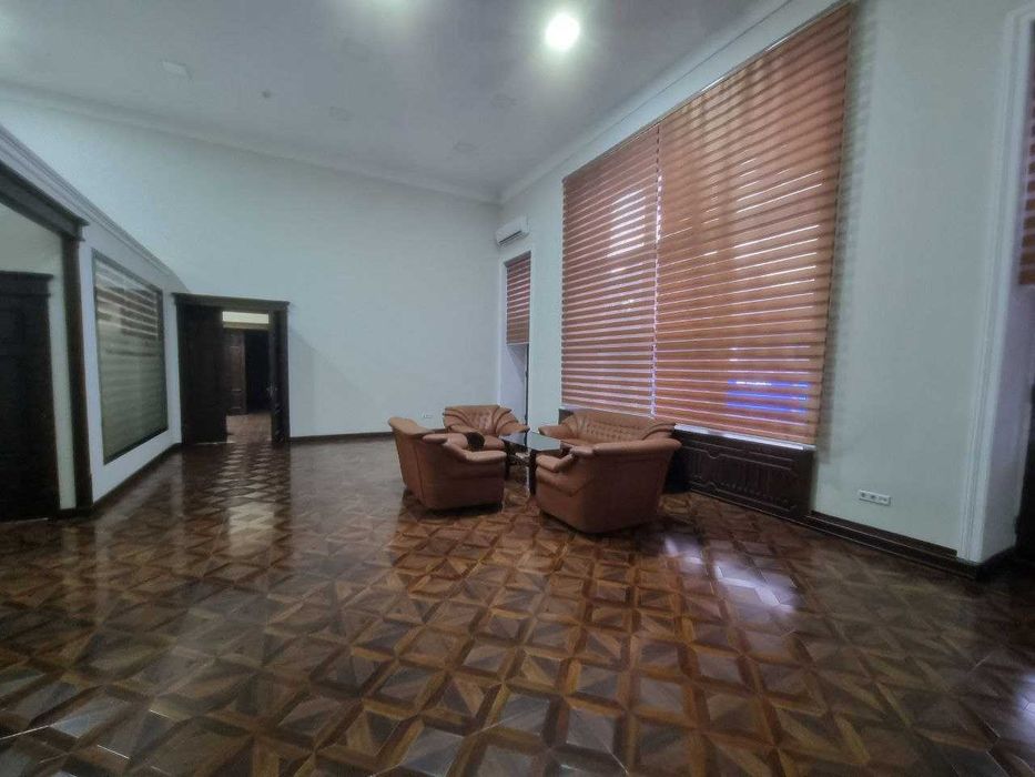 Офисное помещение на сквере (АС)