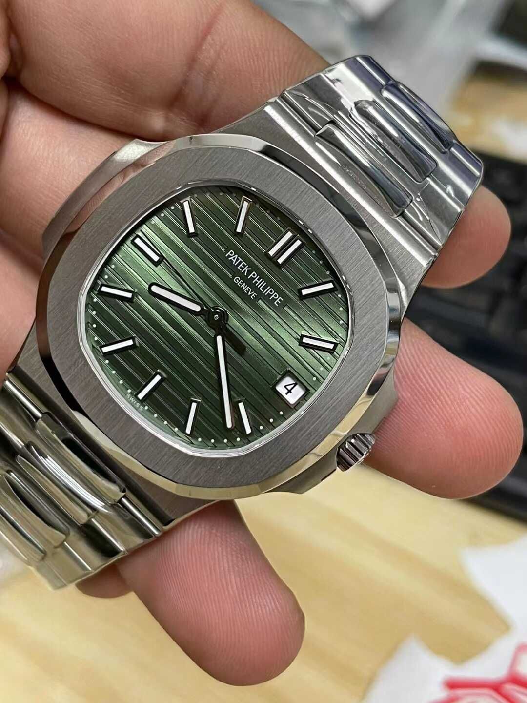 Часовници Patek Philippe Nautilus сребристо-зелено