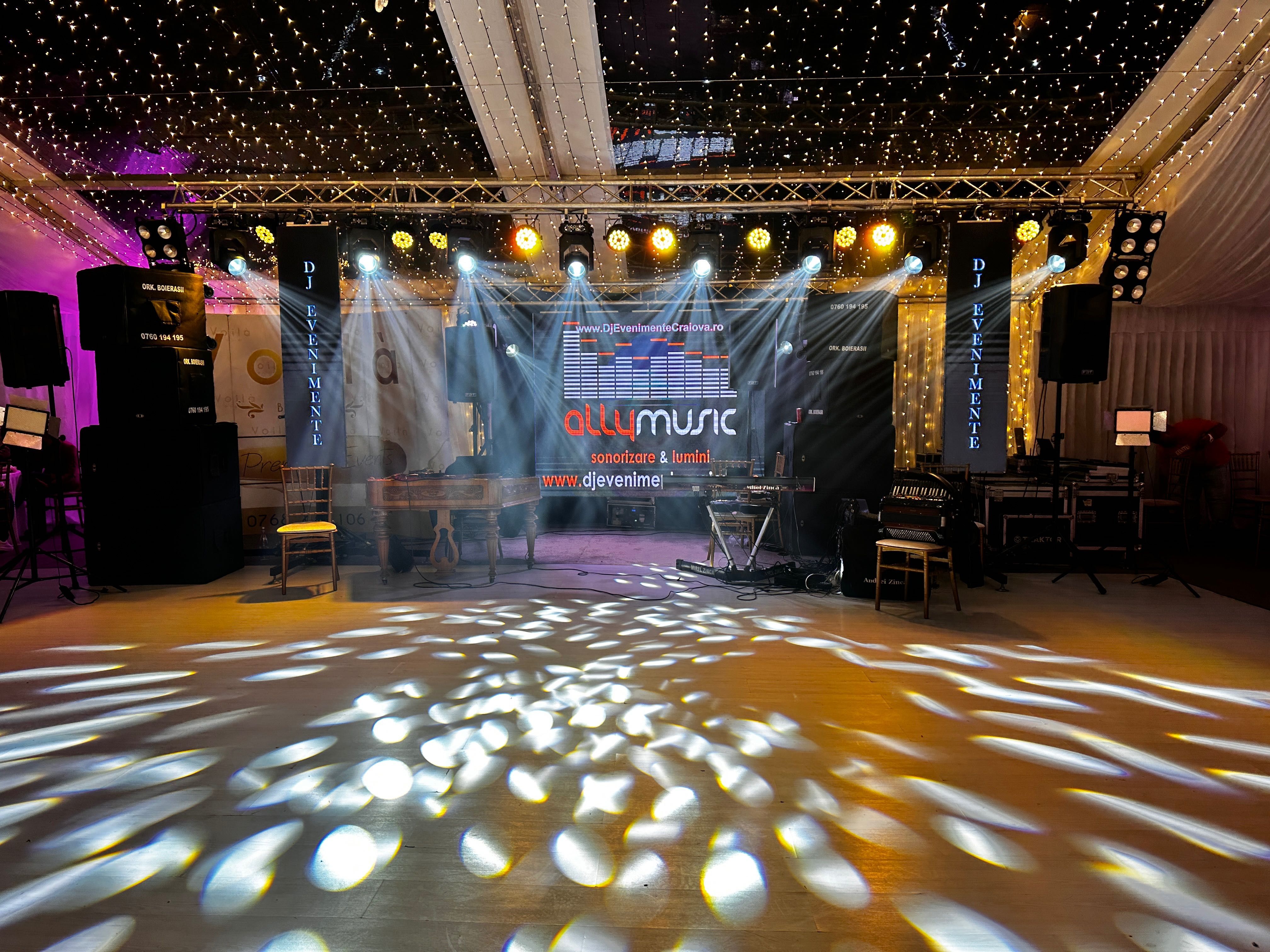 Dj-Mc,Scena,Ecran Led,Schela de Lumini,Sonorizare,PistoaleCO2 Band-uri