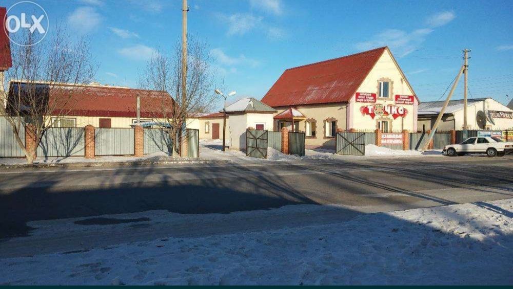 Продам отдельно стоящее  коммерческое здание с территорией.