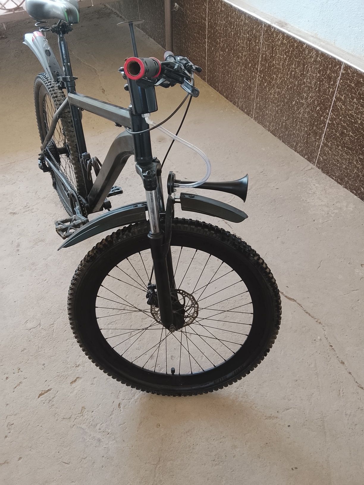 Velosiped sotiladi yurishi chotki baloni yedirlmagan holati yaxshi.