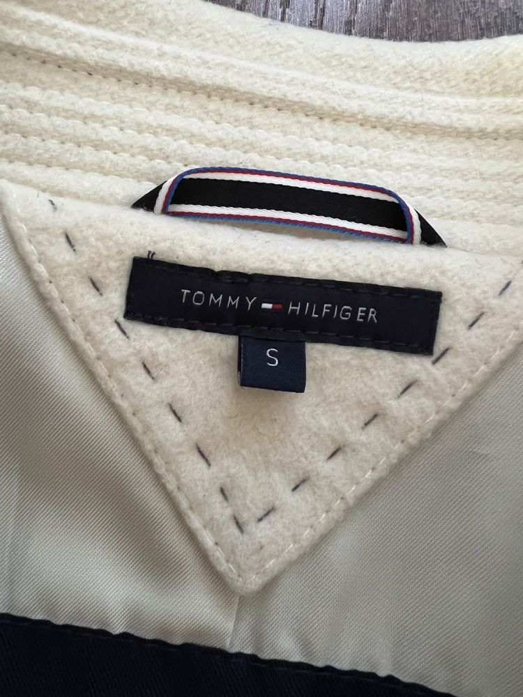 Vând palton Tommy Hilfiger