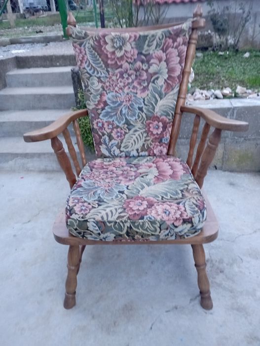 Огледало 2 броя по 70лв 60 на 60 два стола по 70 лв 1 кашпа 60 см висо