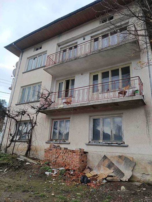 Продавам 3-ри етажна къща с. Момчиловци, на тухла и плочи.