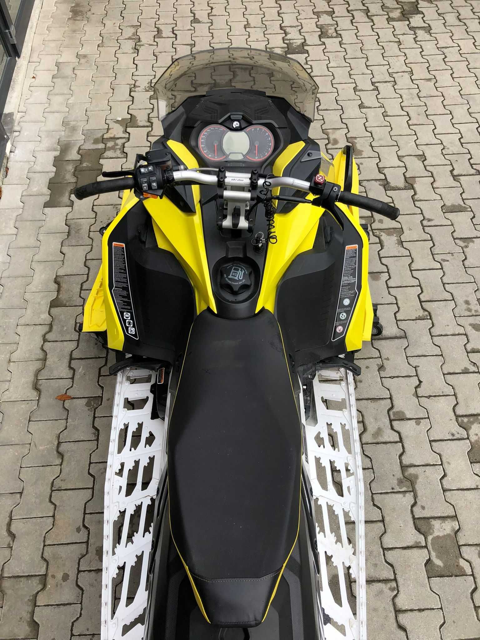 Snowmobil Ski-Doo MXZ XRS