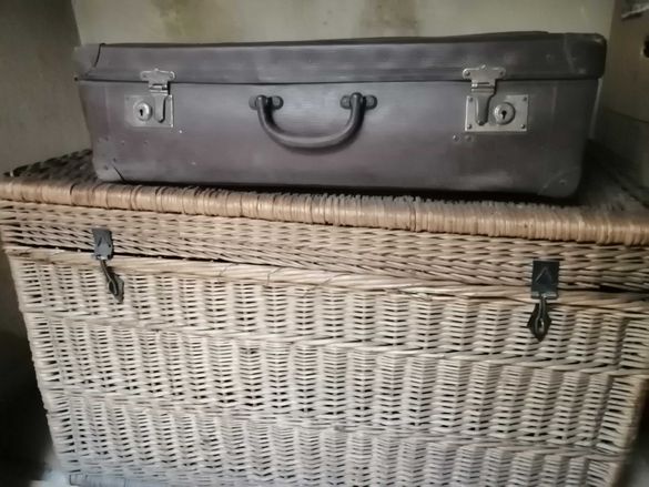 Ратанов сандък и стар куфар