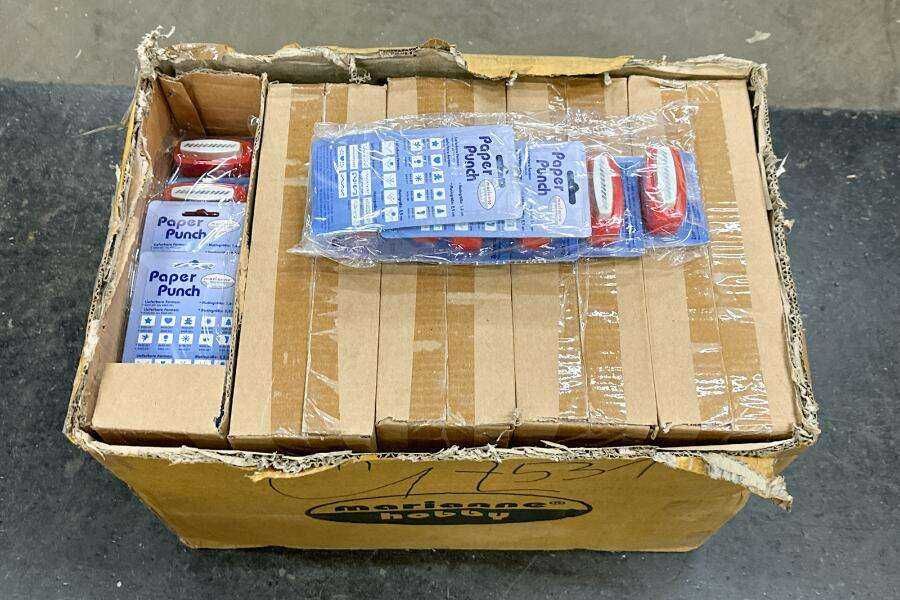 Продавам 400 броя щанци за хартия с мотиви – марка Marianne Hobby