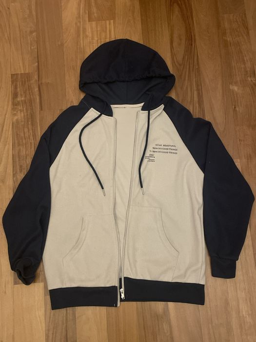 Суитчет с позитивни и мотивационни изречения. Син и бял