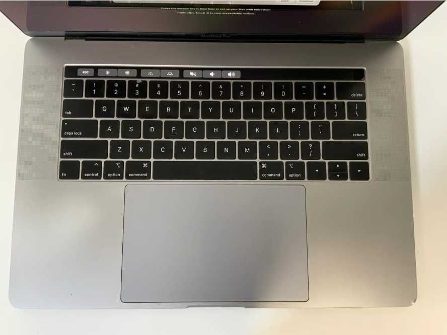 Apple MacBook Pro 15.4", Core i7 a 9-a generație, 32 GB RAM, 251 GB