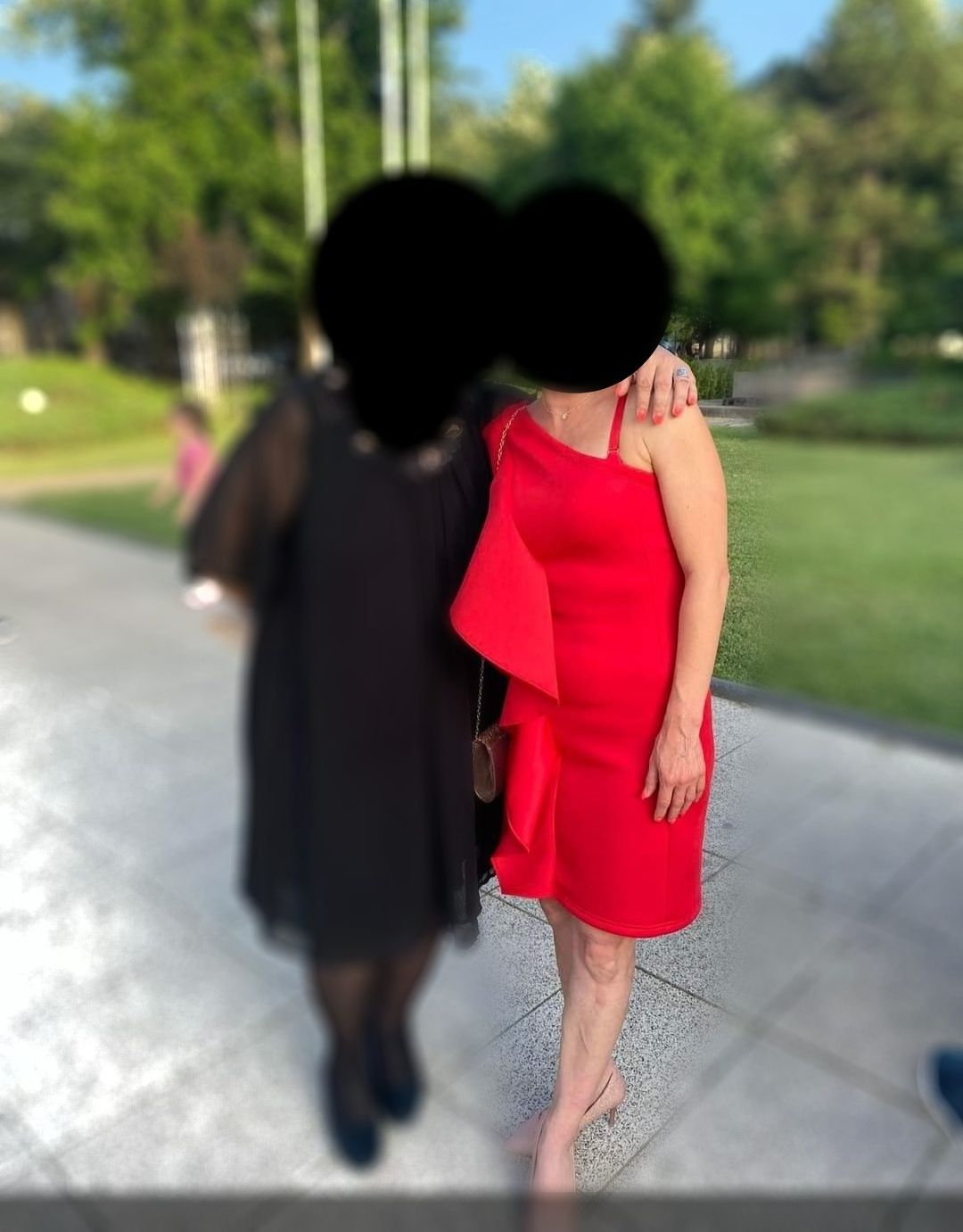 Две червени официални рокли