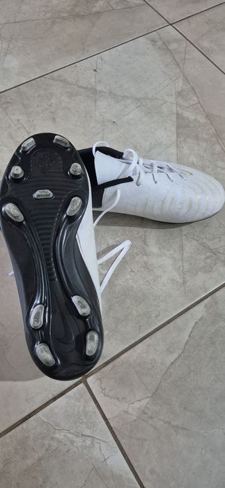 2 perechi, ghete de fotbal, o pereche pentru iarbă și una pentru sinte