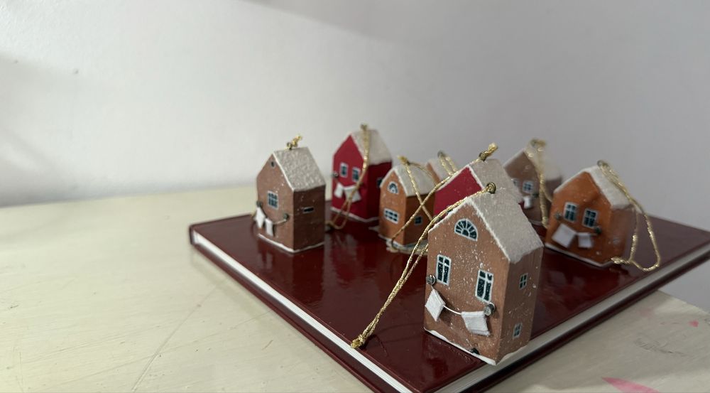 Коледна декорация къщички и жълъди