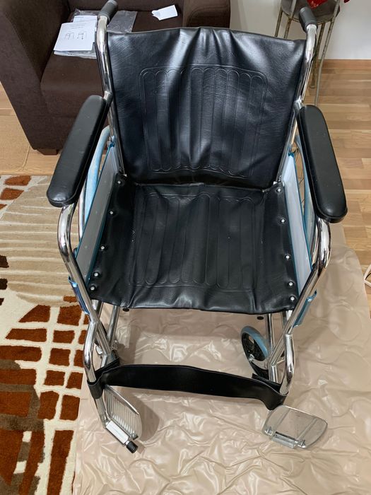 Vând cărucior cu rotile, scaun toaleta, saltea