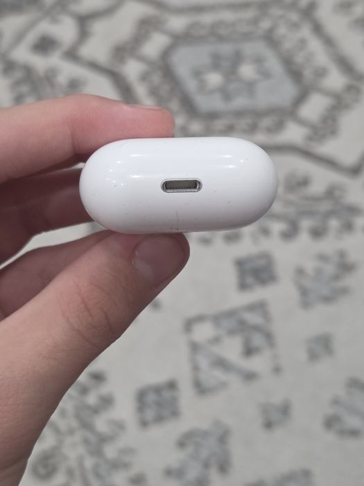 продам кейс от наушников Airpods 2 оригинал.ТОЛЬКО КЕЙС БЕЗ НАУШНИКОВ