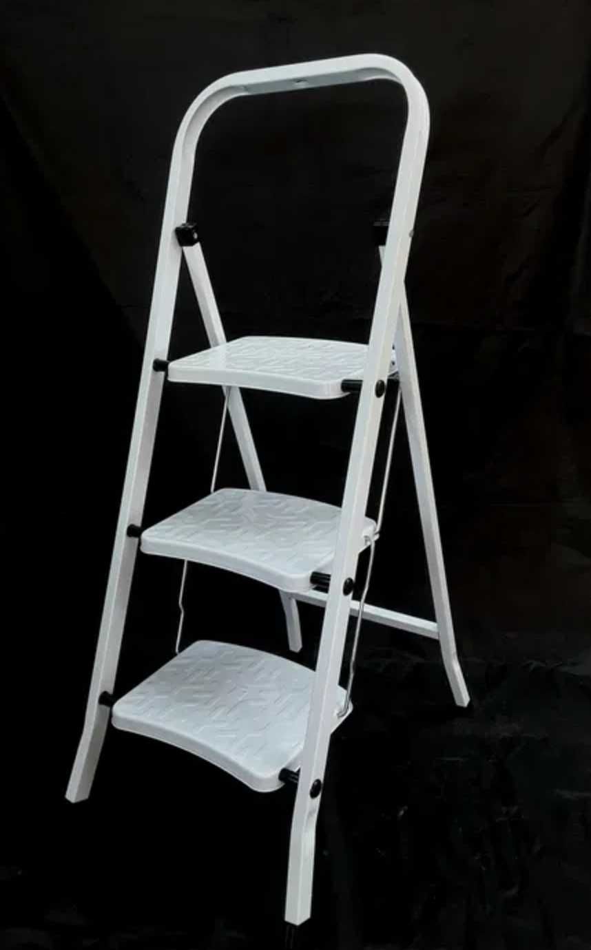 Scară metalica pliabila cu 3 trepte maxim 150 Kg - 99 Lei