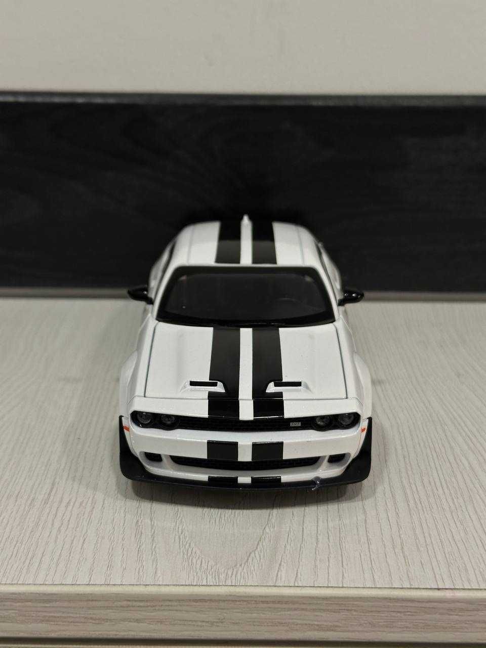Dodge challenger metall model 1:22 black ,white