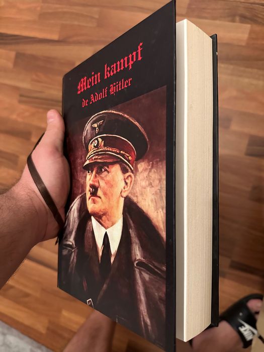 Carte Mein Kampf stare perfecta