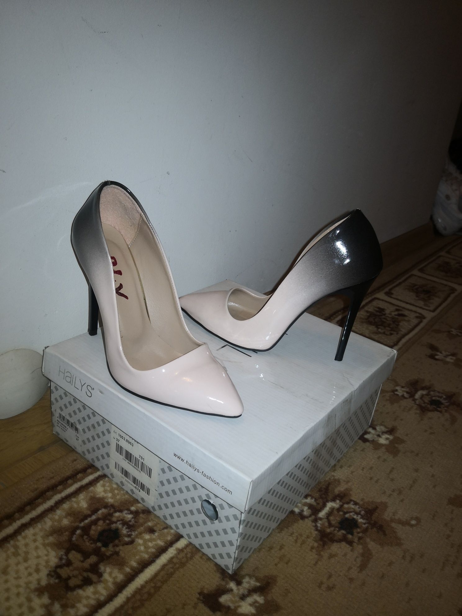 Pantofi stiletto