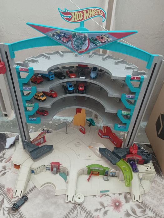 Мега гараж hot wheels