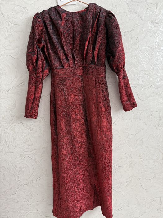 Платье Emel Turgay в размере 36(S-M), идеально подчеркивает фигуру