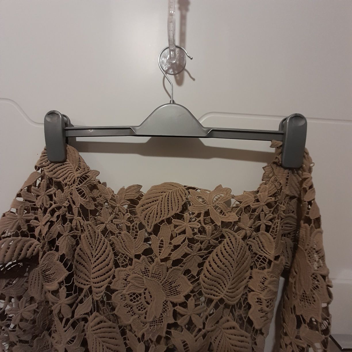 Rochie M(38) din dantelă brodată crem midi cu mânecă lungă