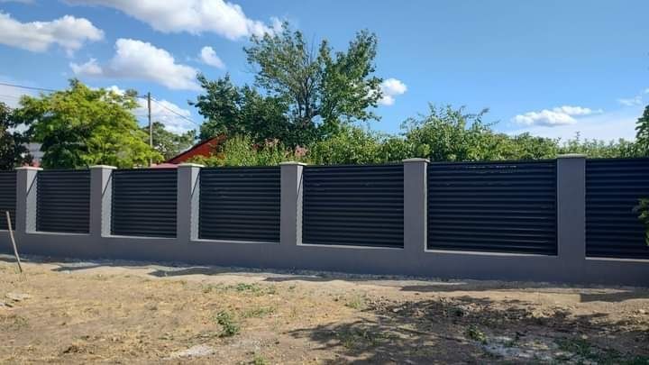 Gard și porți din sipca metalică, plasă de fier forjat și bur. Potrivi