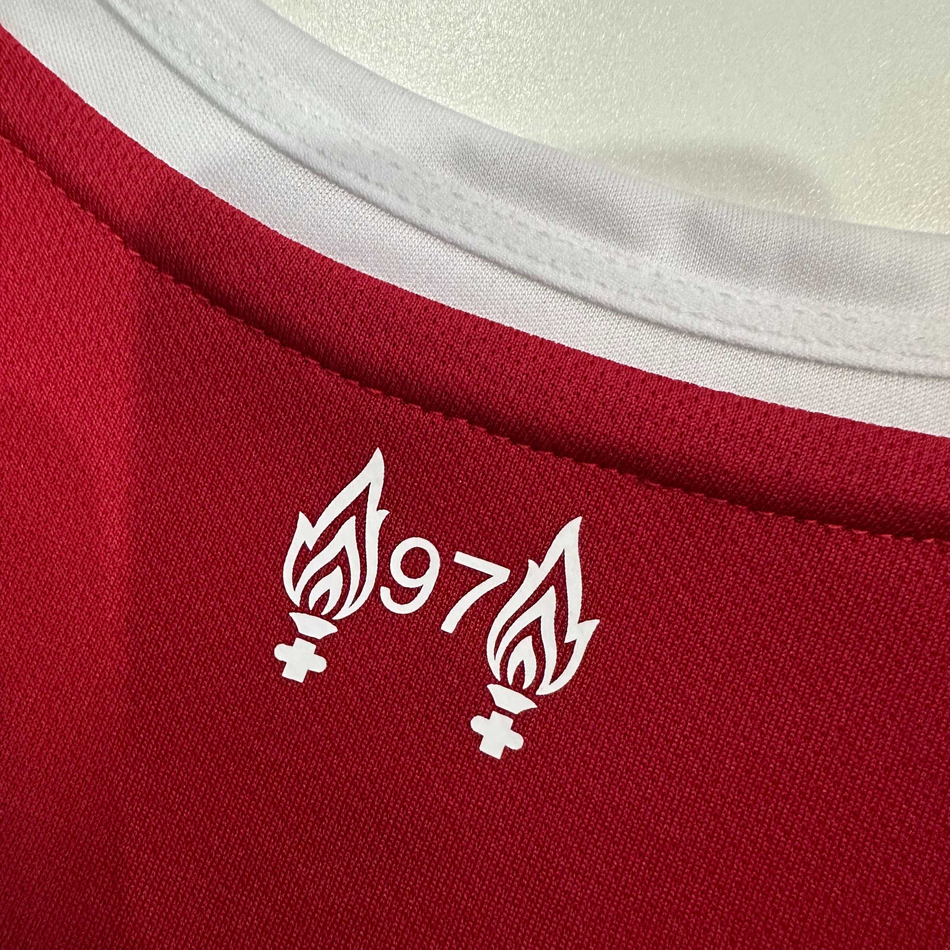 Тениска на Liverpool FC за сезон 25/26 в отлично състояние!
