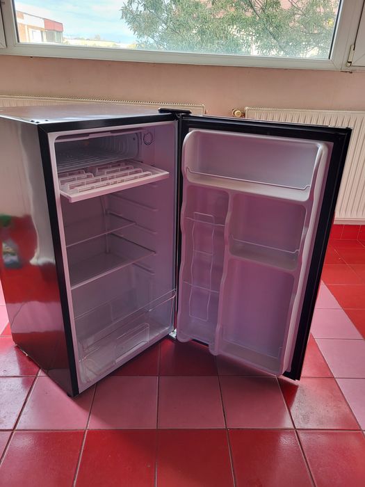 Frigider STARCREST Clasa E, Capacitate 91L, H 83 cm, Sticla Neagra