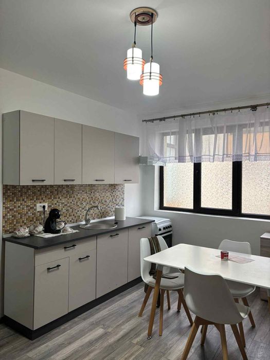 Inchiriez apartament cu 3 camere