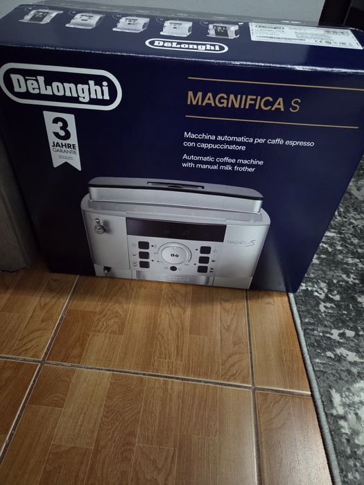 Vând espresor delonghi magnifica S nou