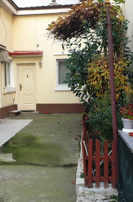 Proprietar inchiriez apartament cu 2 camere la curte, centrala proprie