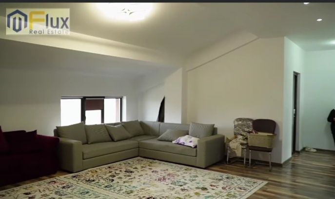 Apartament cu 5 camere-etaj intreg, 2 locuri parcare, 3 bai.