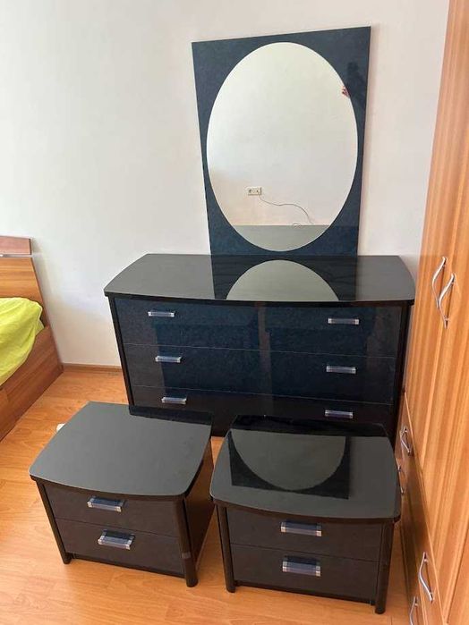 Скрин с огледало и две нощни шкафчета