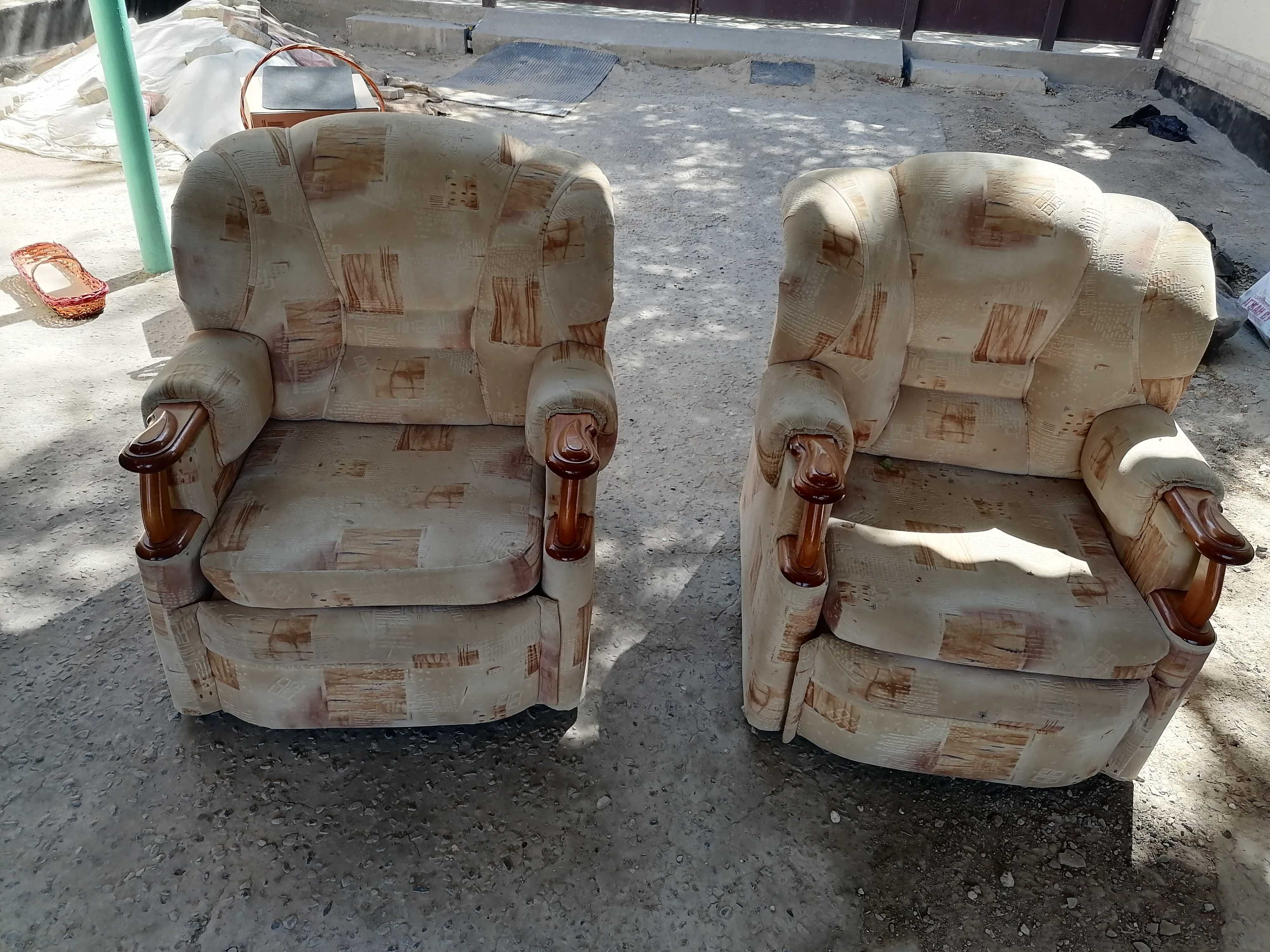 Кресла и диван в комплекте