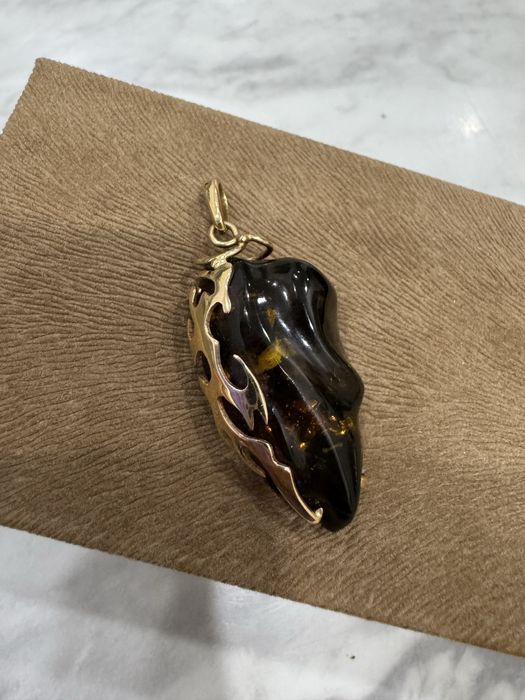 Подвеска из золота с янтарем