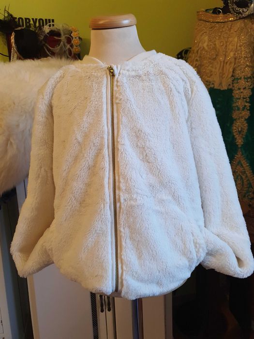 Haina alba din blana fete varsta 8-10 ani