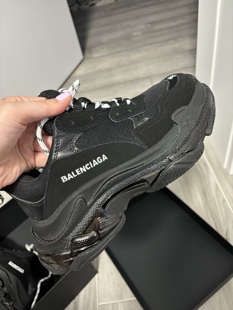 vand balenciaga triple s